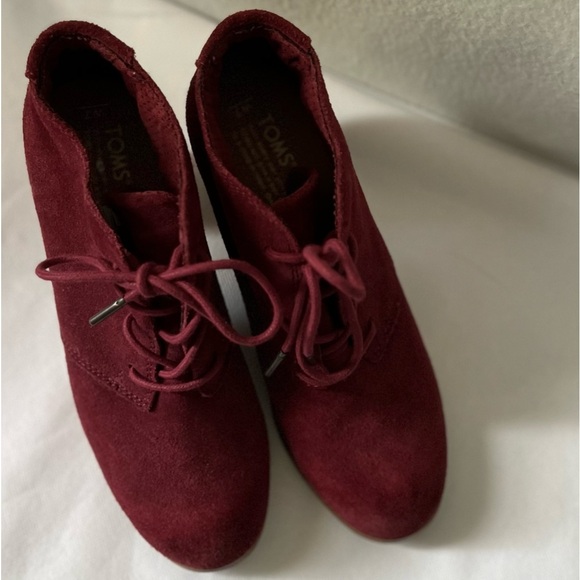 TOMS Size 7 Burgundy Suede Lace Up Booties - Picture 5 of 16